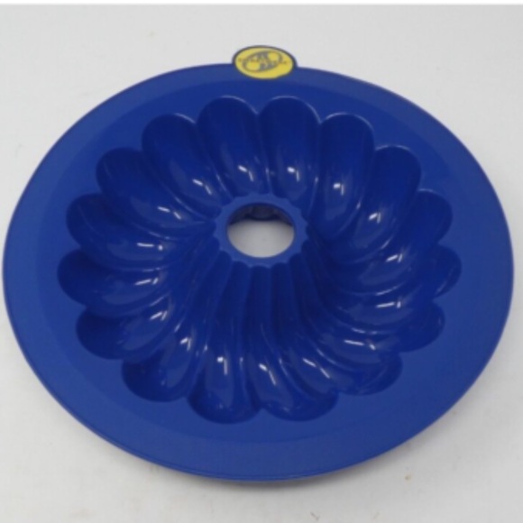 Smartware Other - Smartware Bakeware Set Of Two Blue Silicone Bundt Cake Pans